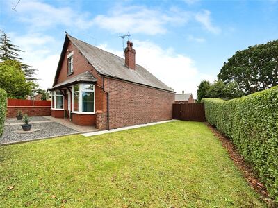 High Street, 3 bedroom Detached Bungalow to rent, £1,140 pcm