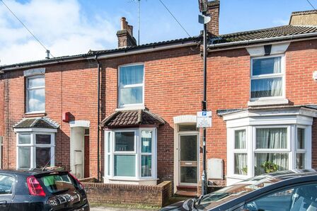 Earls Road, 2 bedroom Mid Terrace House to rent, £1,200 pcm