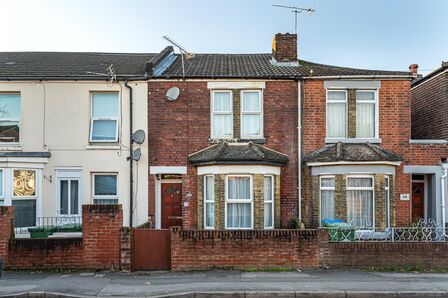 Adelaide Road, 4 bedroom Mid Terrace House to rent, £1,500 pcm