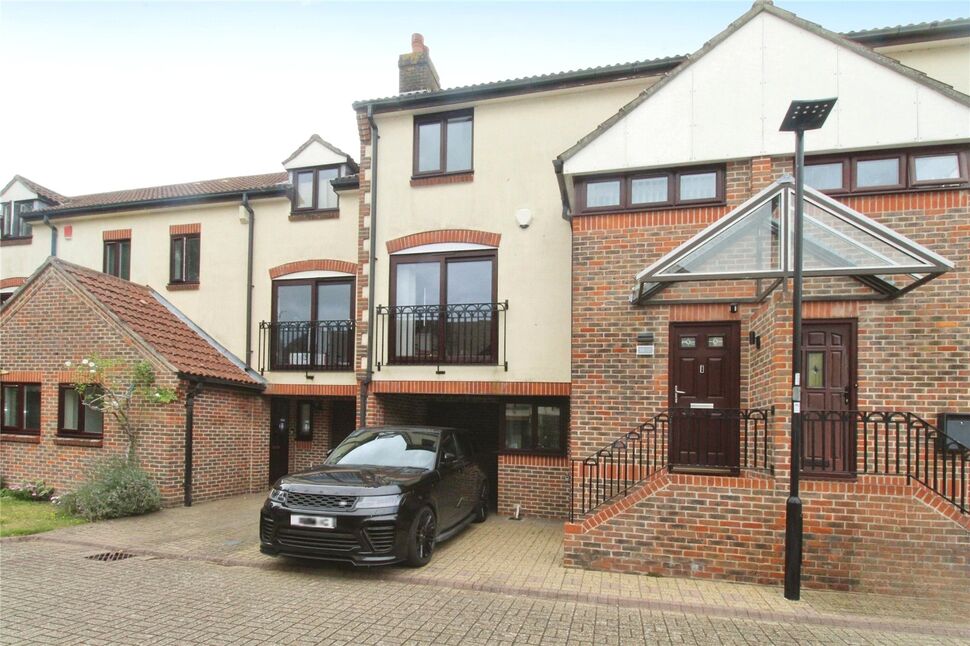 Main image of 3 bedroom Mid Terrace House for sale, Mayfair Gardens, Southampton, Hampshire, SO15