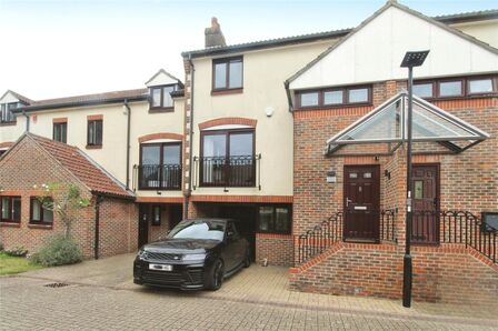 3 bedroom Mid Terrace House for sale