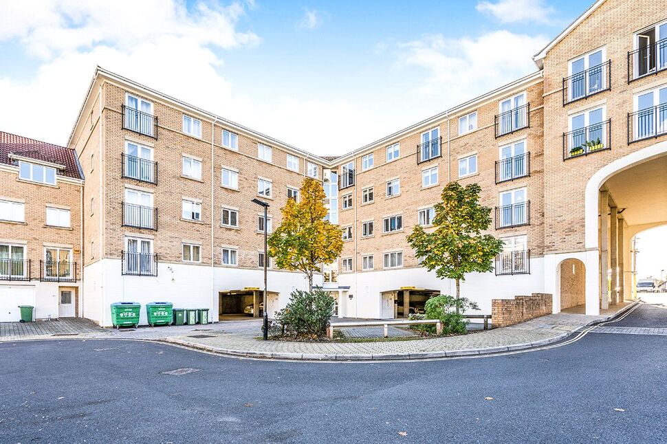 Main image of 2 bedroom  Flat for sale, The Dell, Southampton, Hampshire, SO15