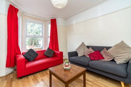 Livingstone Road, 3 bedroom Mid Terrace House to rent, £1,280 pcm