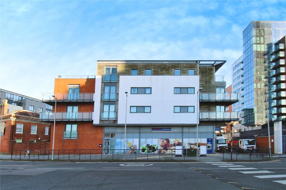 Main image of 2 bedroom  Flat for sale, Ocean Way, Southampton, Hampshire, SO14