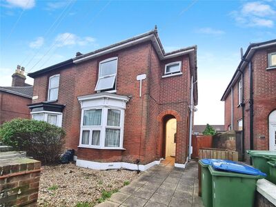 Lodge Road, 4 bedroom Semi Detached House to rent, £1,740 pcm