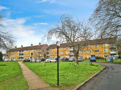 St. James Close, 2 bedroom  Flat to rent, £1,200 pcm