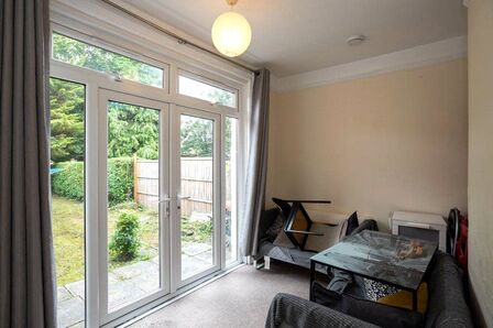 4 bedroom Mid Terrace House to rent