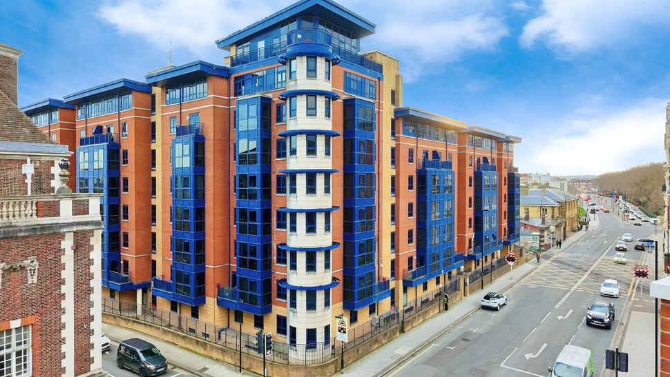 Main image of 2 bedroom  Flat for sale, Canute Road, Southampton, Hampshire, SO14