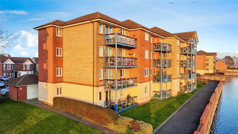 Main image of 2 bedroom  Flat for sale, Quayside Road, Southampton, Hampshire, SO18