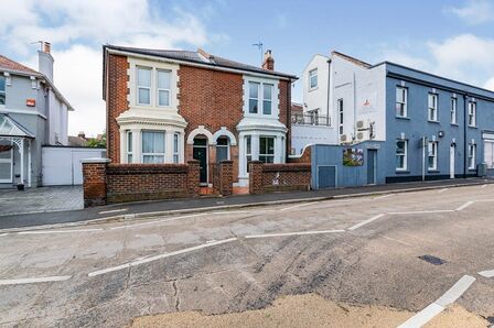 Victoria Road South, 3 bedroom  House to rent, £1,550 pcm