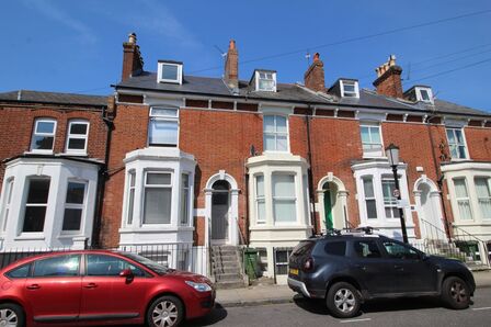 Brougham Road, 1 bedroom  Flat to rent, £925 pcm