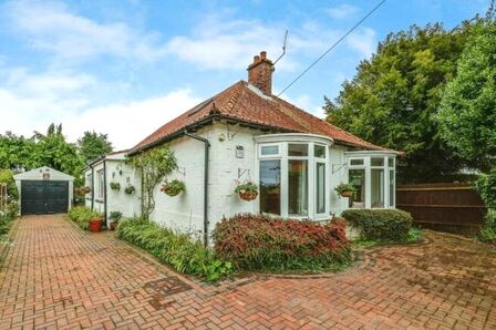 Cross Way, 3 bedroom Detached Bungalow for sale, £550,000