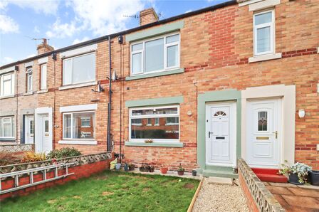 Queens Avenue, 2 bedroom Mid Terrace House for sale, £99,950