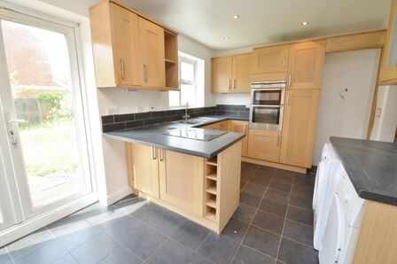 Hadleigh Drive, 4 bedroom Detached House to rent, £2,400 pcm
