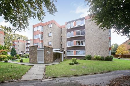 White Lodge Close, 2 bedroom  Flat to rent, £1,650 pcm