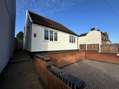 Court Street, 4 bedroom Detached Bungalow to rent, £1,200 pcm