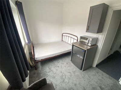 1 bedroom  Room to rent