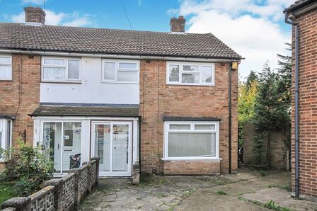 Lynden Way, 3 bedroom Semi Detached House to rent, £1,800 pcm