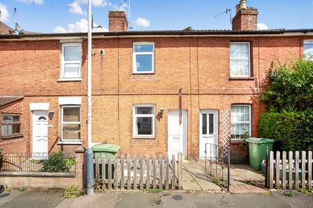 Auckland Road, 2 bedroom Mid Terrace House to rent, £1,250 pcm