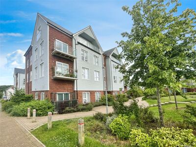 The Green, 2 bedroom  Flat for sale, £290,000