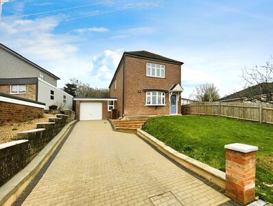 Street End Road, 3 bedroom Detached House to rent, £2,000 pcm