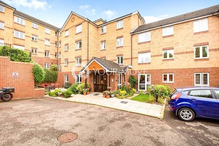 Walderslade Centre, 2 bedroom  Flat for sale, £160,000