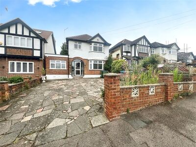 Rosecroft Drive, 4 bedroom Detached House to rent, £3,200 pcm