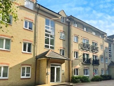 Hardings Close, 2 bedroom  Flat for sale, £260,000