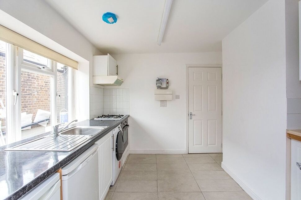 Main image of 1 bedroom  Flat to rent, Watling Street, Radlett, Hertfordshire, WD7