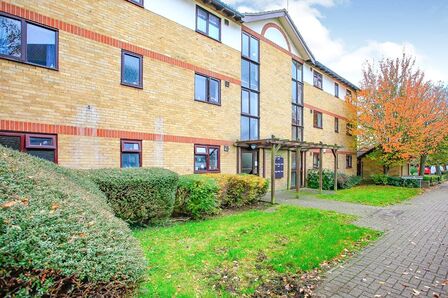 Kimble Close, 2 bedroom  Flat to rent, £1,700 pcm