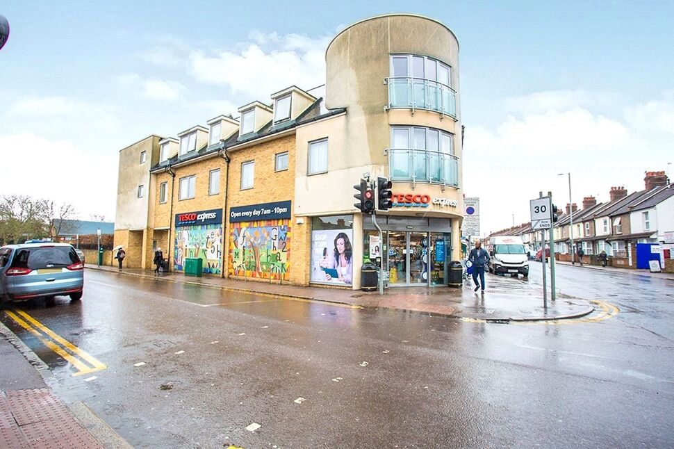 Main image of 1 bedroom  Flat for sale, Harwoods Road, Watford, Hertfordshire, WD18