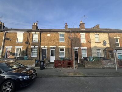 Cross Street, 2 bedroom Mid Terrace House to rent, £1,650 pcm