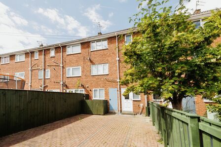 Buchanan Green, 2 bedroom Mid Terrace House to rent, £800 pcm