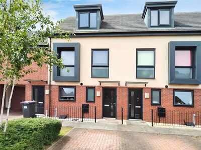 3 bedroom Mid Terrace House for sale