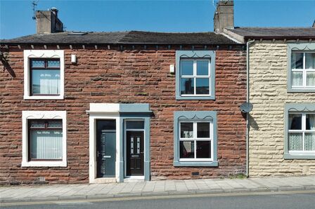 4 bedroom Mid Terrace House to rent