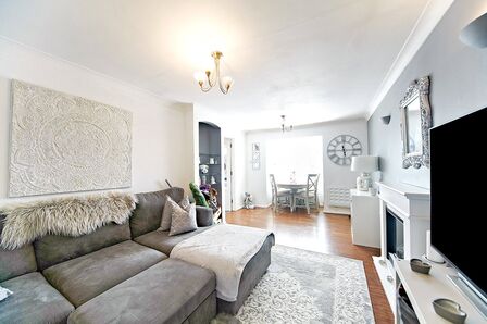 Rossignol Gardens, 2 bedroom  Flat to rent, £1,600 pcm