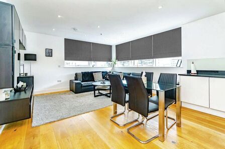 High Street, 2 bedroom  Flat for sale, £315,000