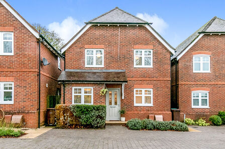 4 bedroom Detached House to rent