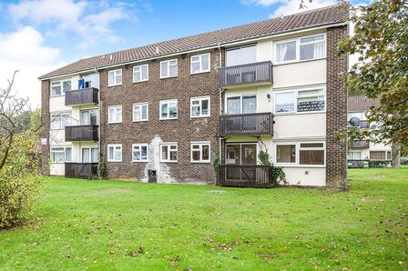 Crombie Close, 1 bedroom  Flat to rent, £815 pcm