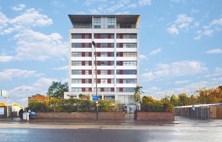 Romford Road, 2 bedroom  Flat for sale, £350,000