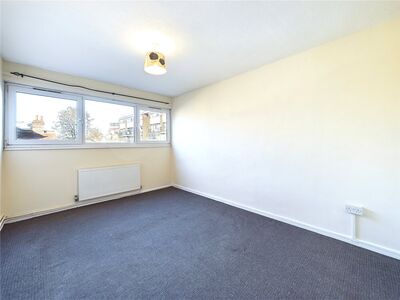 Bull Road, 2 bedroom  Flat to rent, £1,600 pcm