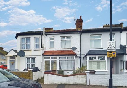 4 bedroom Mid Terrace House to rent