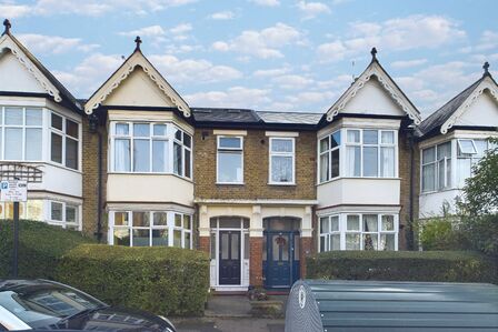 Cleveland Park Crescent, 2 bedroom  Flat to rent, £2,000 pcm