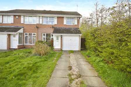 Woodford Close, 3 bedroom Semi Detached House to rent, £1,000 pcm