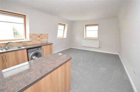 High Street, 2 bedroom  Flat to rent, £1,500 pcm