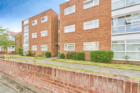 Heathside, 2 bedroom  Flat for sale, £325,000