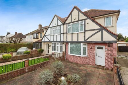 Central Avenue, 3 bedroom Semi Detached House for sale, £600,000