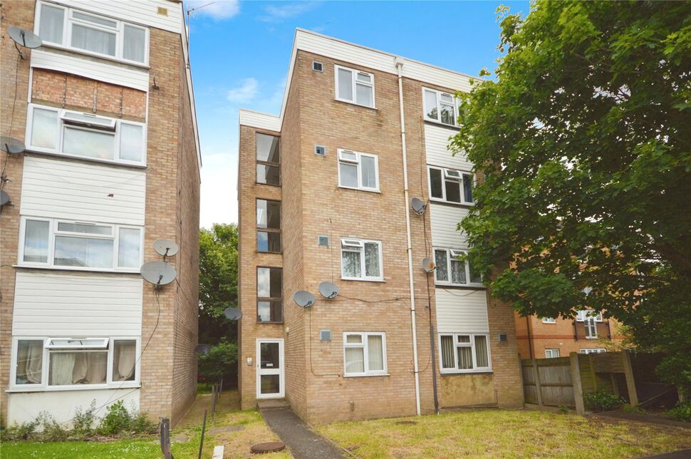 Main image of 1 bedroom  Flat for sale, Staines Road, Hounslow, TW3