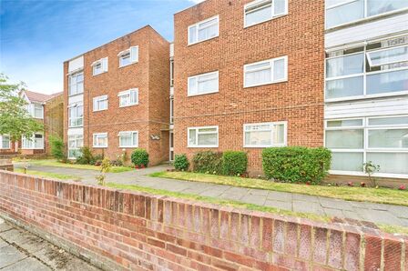 Heathside, 2 bedroom  Flat to rent, £1,300 pcm